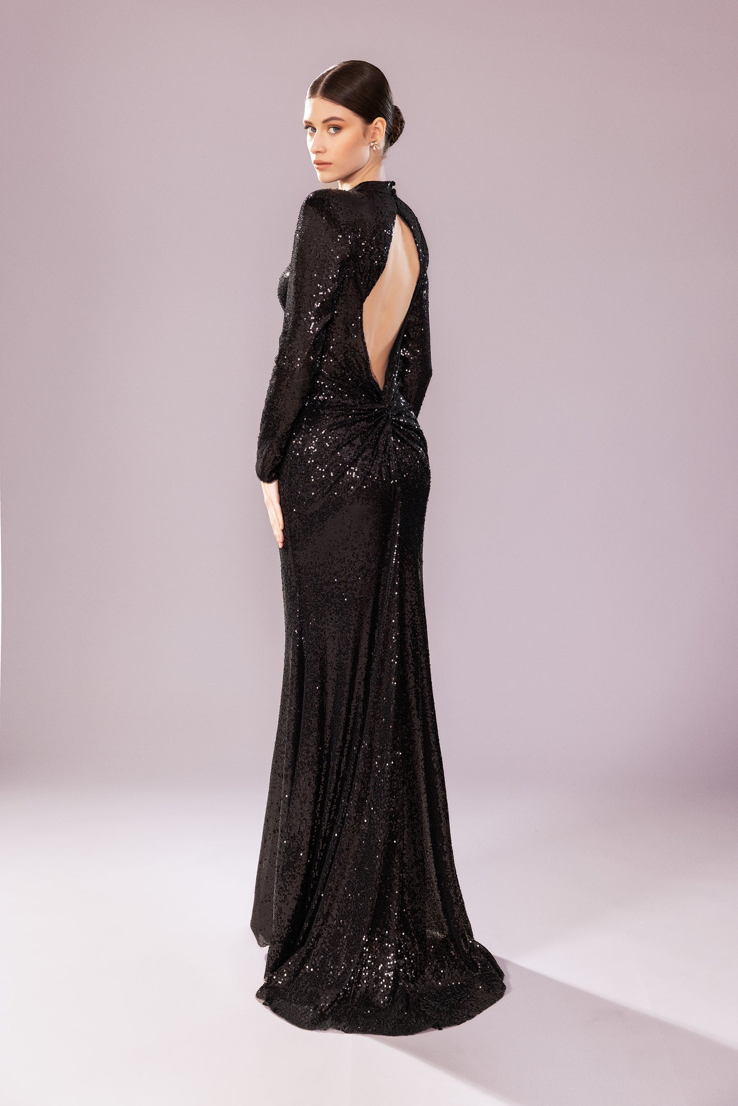 Langärmliges Pailettenkleid mit Rückendekolte