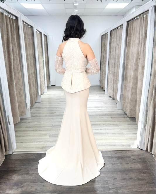 Figurbetontes Abendkleid mit abnehmbaren Handschuhen