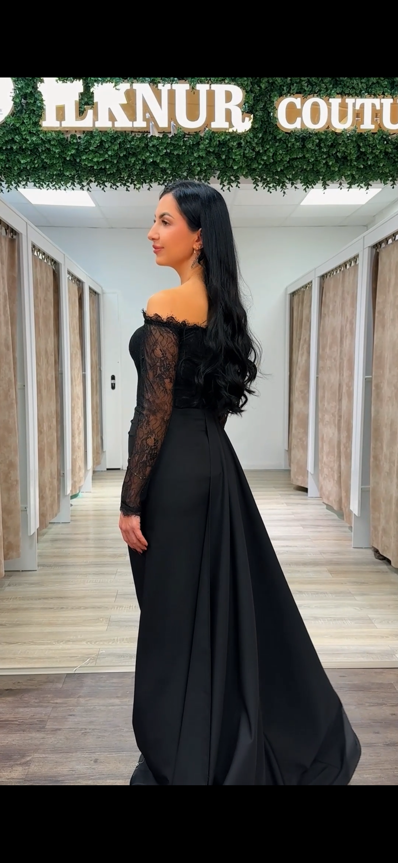 Langärmliges Carmenausschnitt-Abendkleid