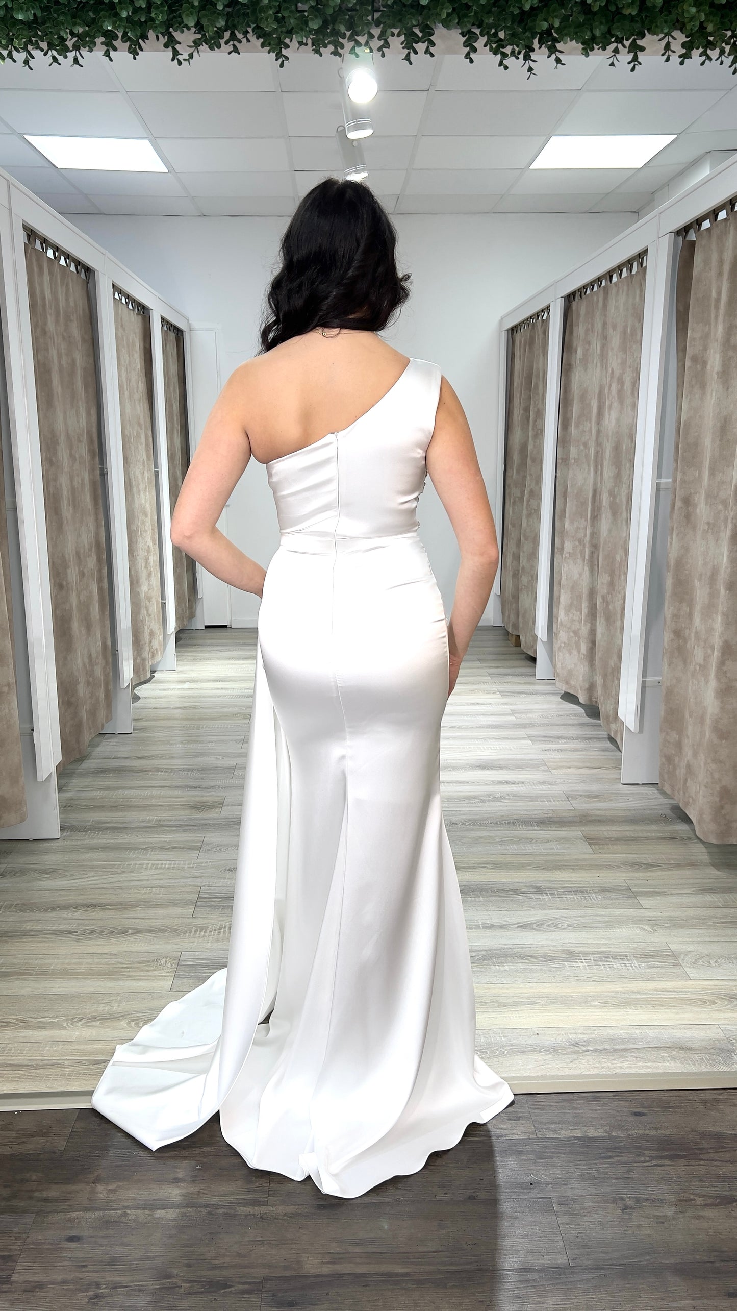 One-Shoulder figurbetontes Satinkleid