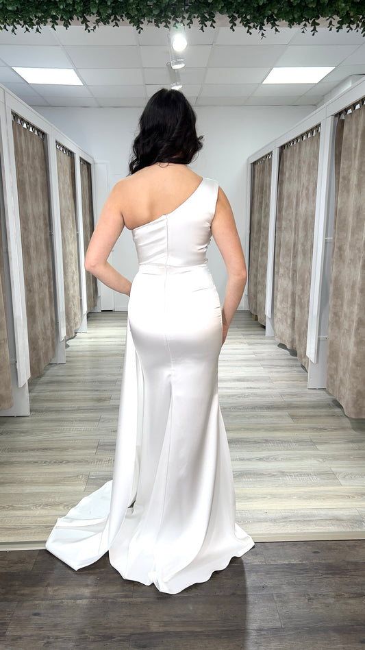 One-Shoulder figurbetontes Satinkleid