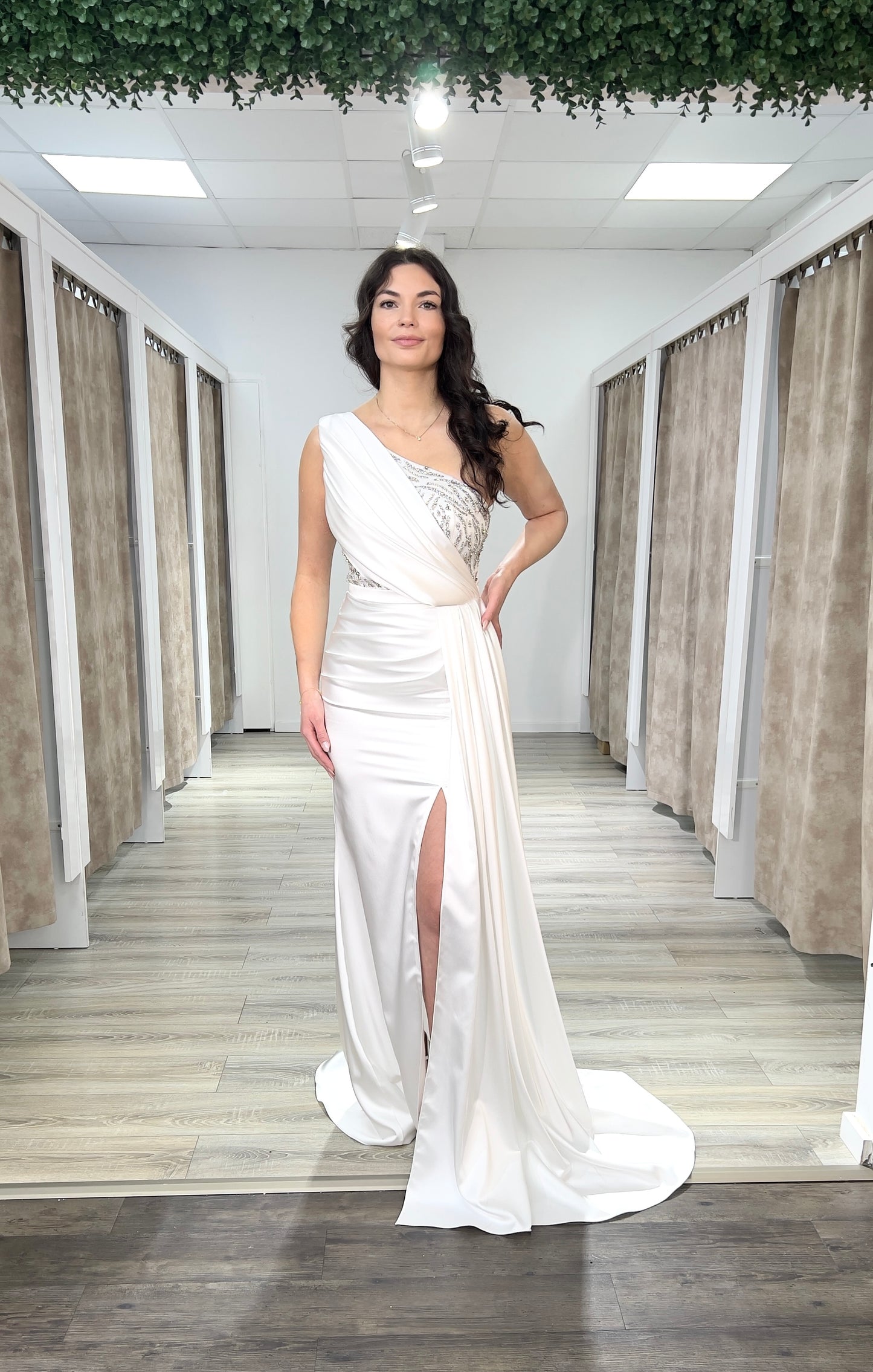 One-Shoulder figurbetontes Satinkleid