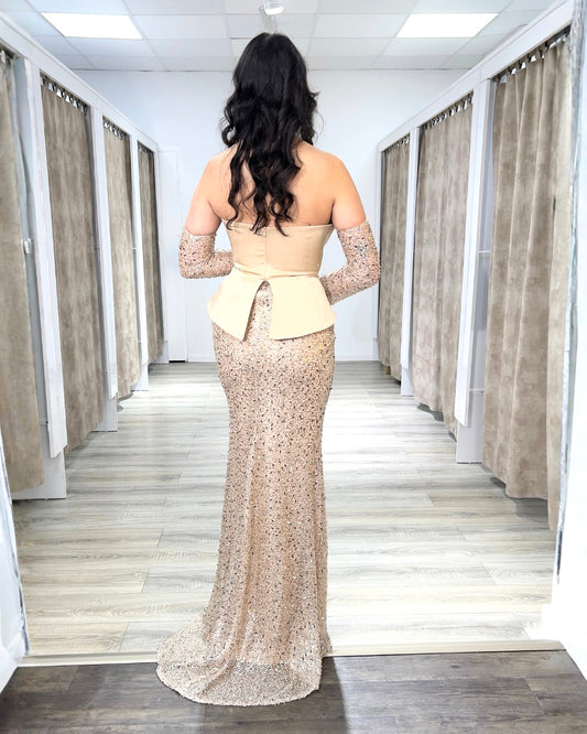 Figurbetontes Abendkleid mit abnehmbarer Handschuhen
