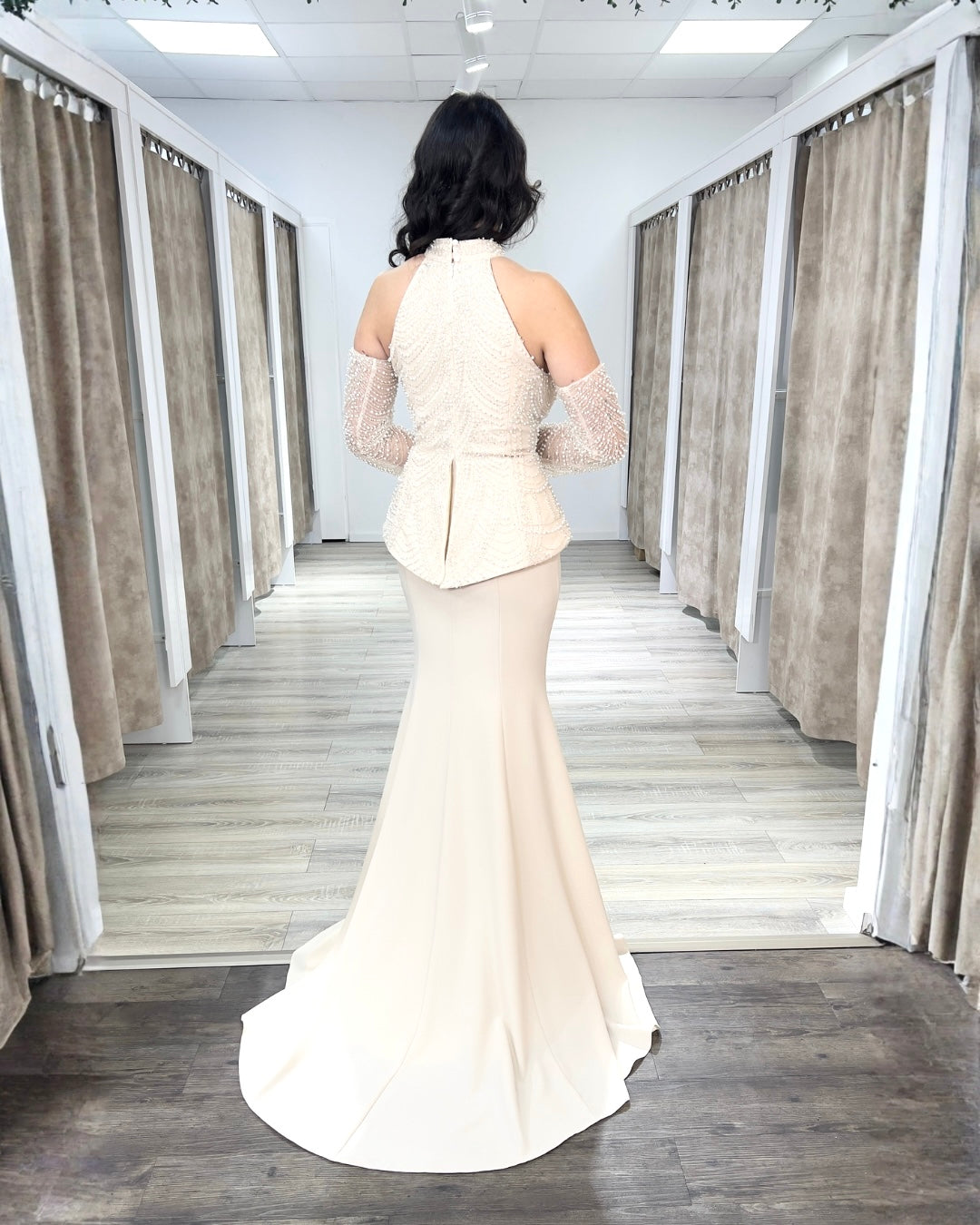 Figurbetontes Abendkleid mit abnehmbaren Handschuhen