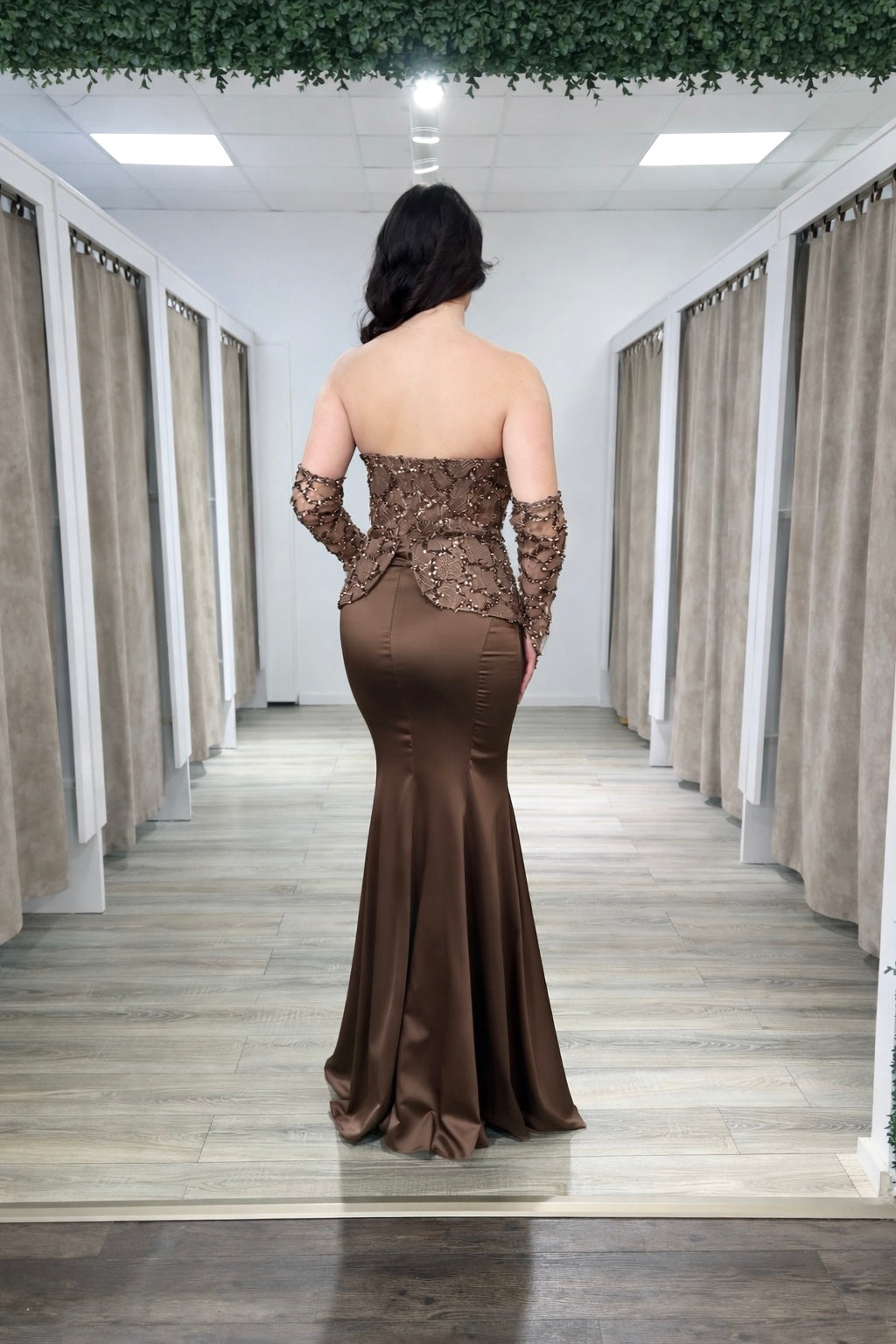 Pailletten-figurbetontes Abendkleid mit abnehmbaren Handschuhen