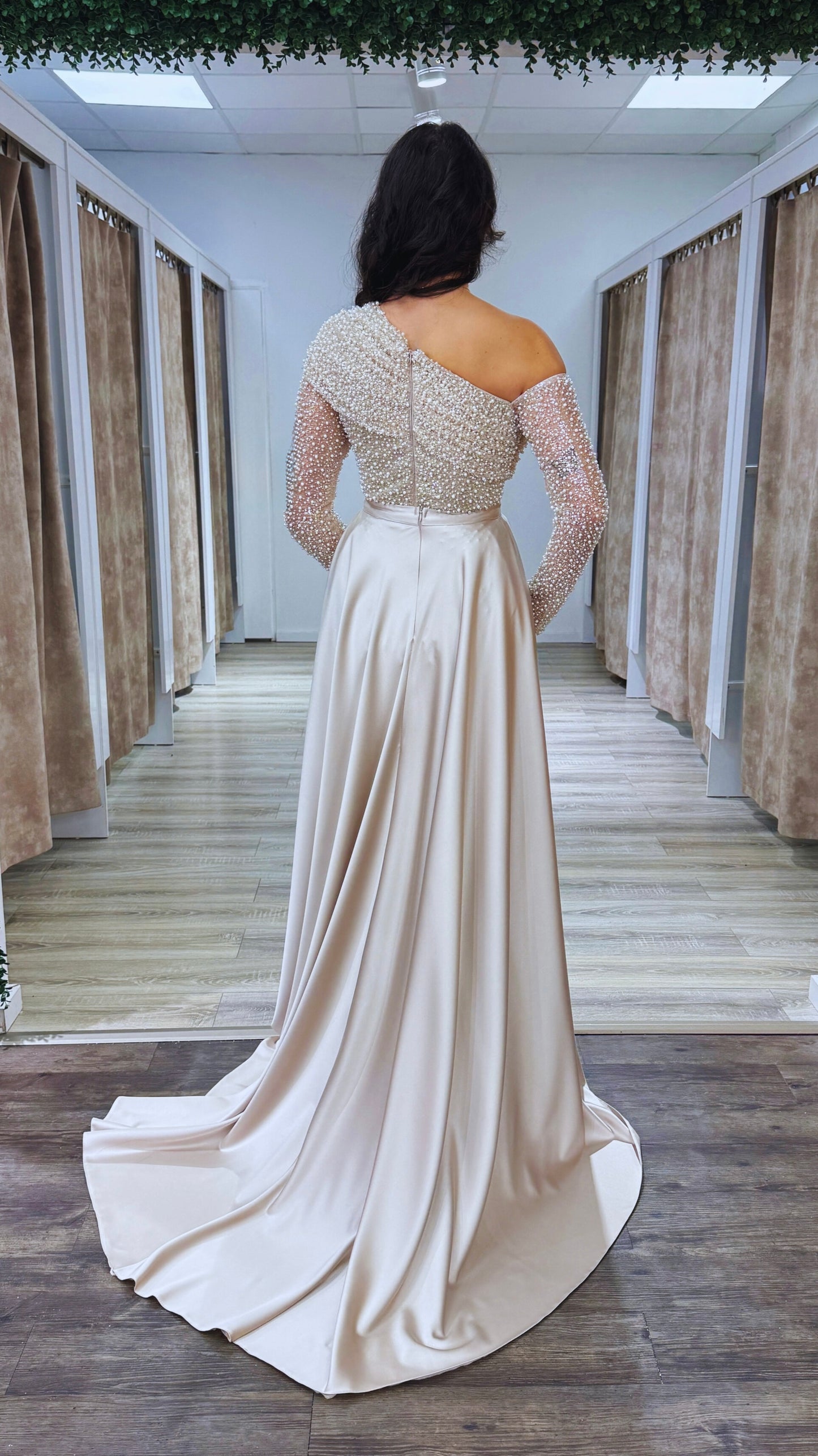 Langärmliges,figurbetontes Abendkleid mit Schleppe