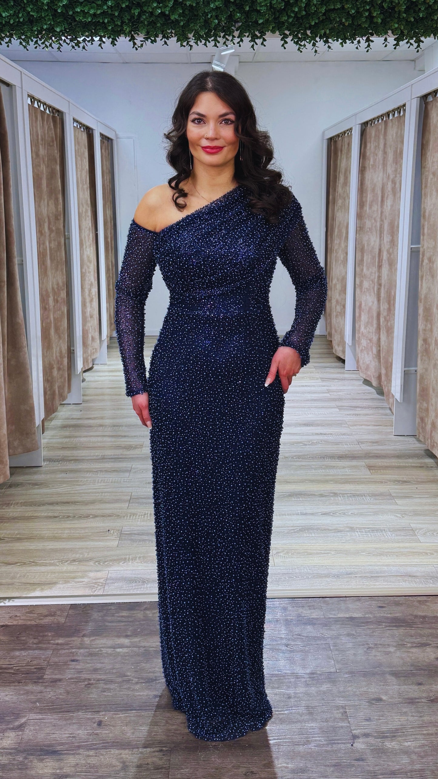 Langärmliges,figurbetontes Abendkleid mit Schleppe