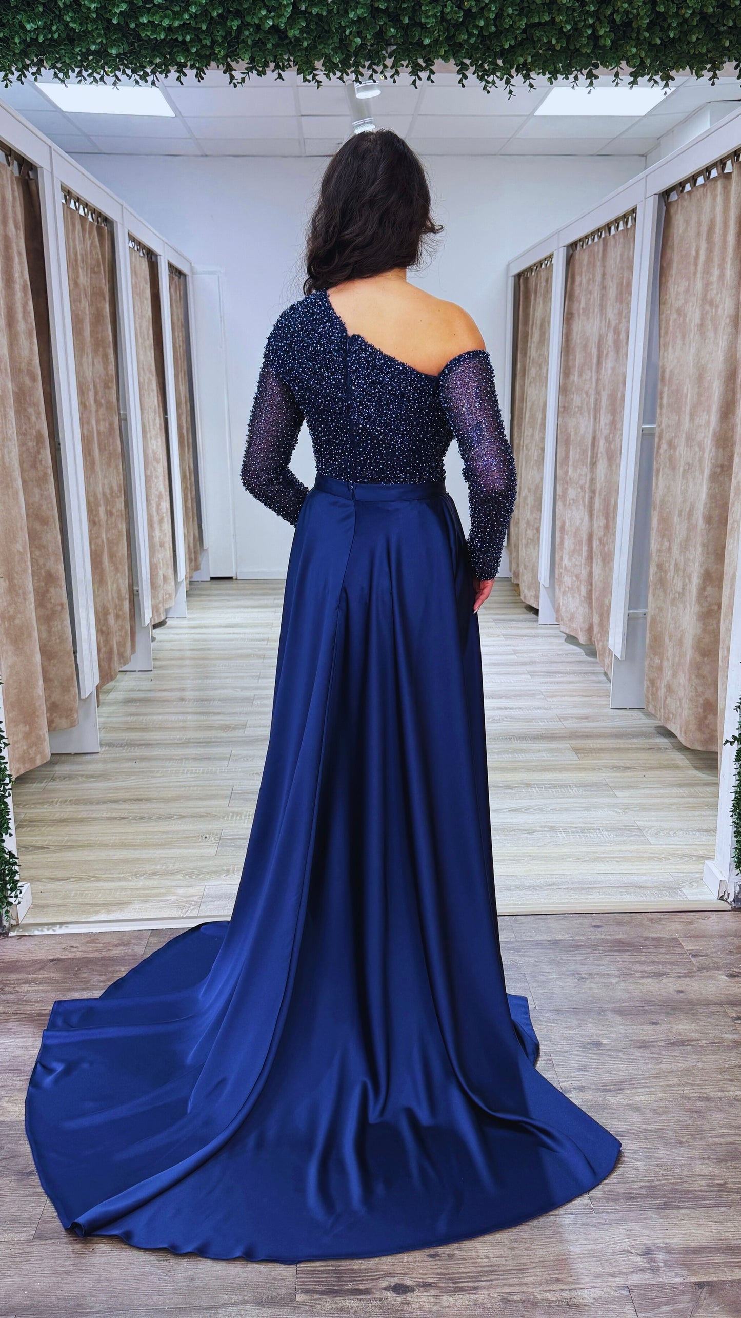 Langärmliges,figurbetontes Abendkleid mit Schleppe