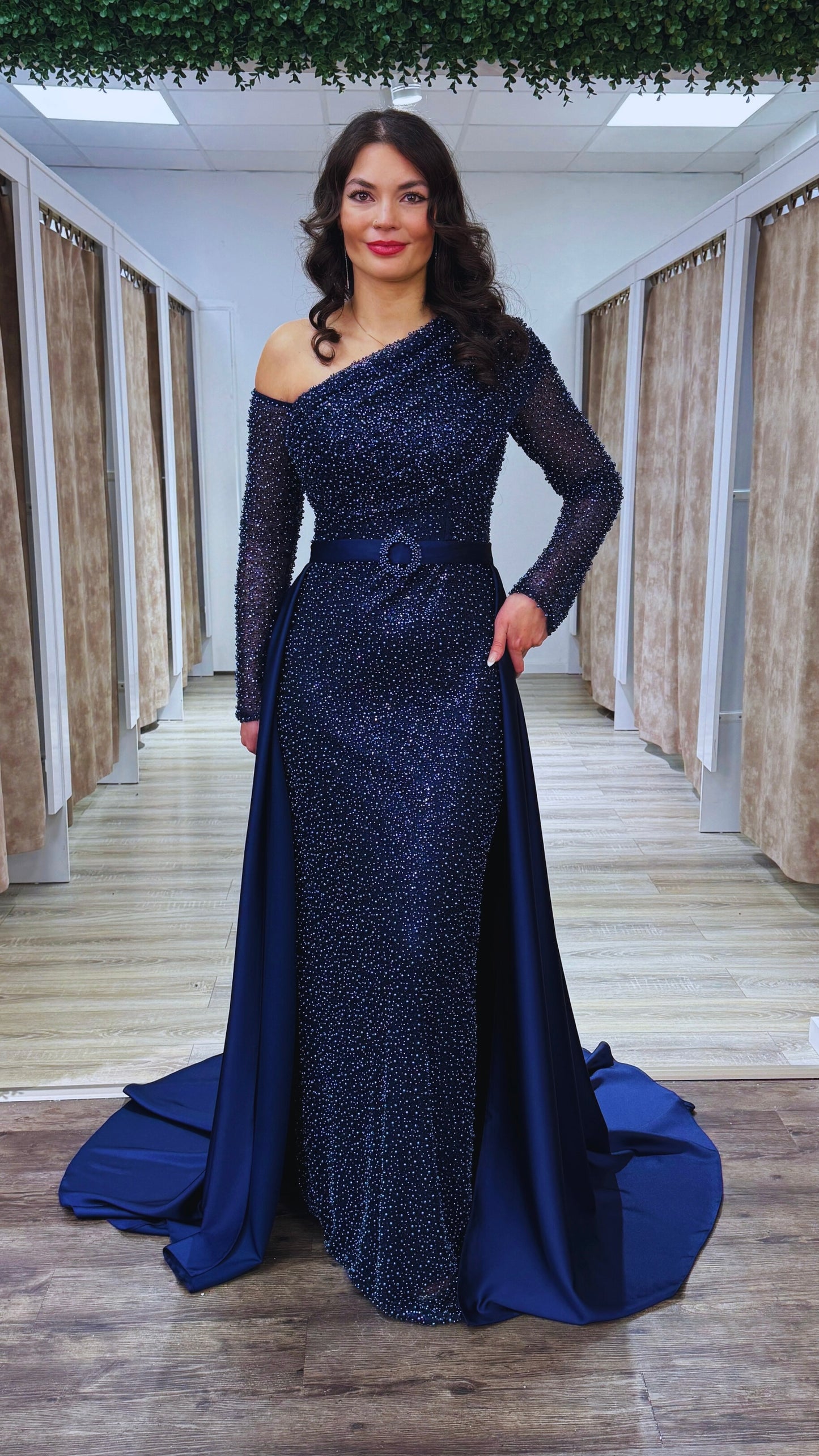 Langärmliges,figurbetontes Abendkleid mit Schleppe