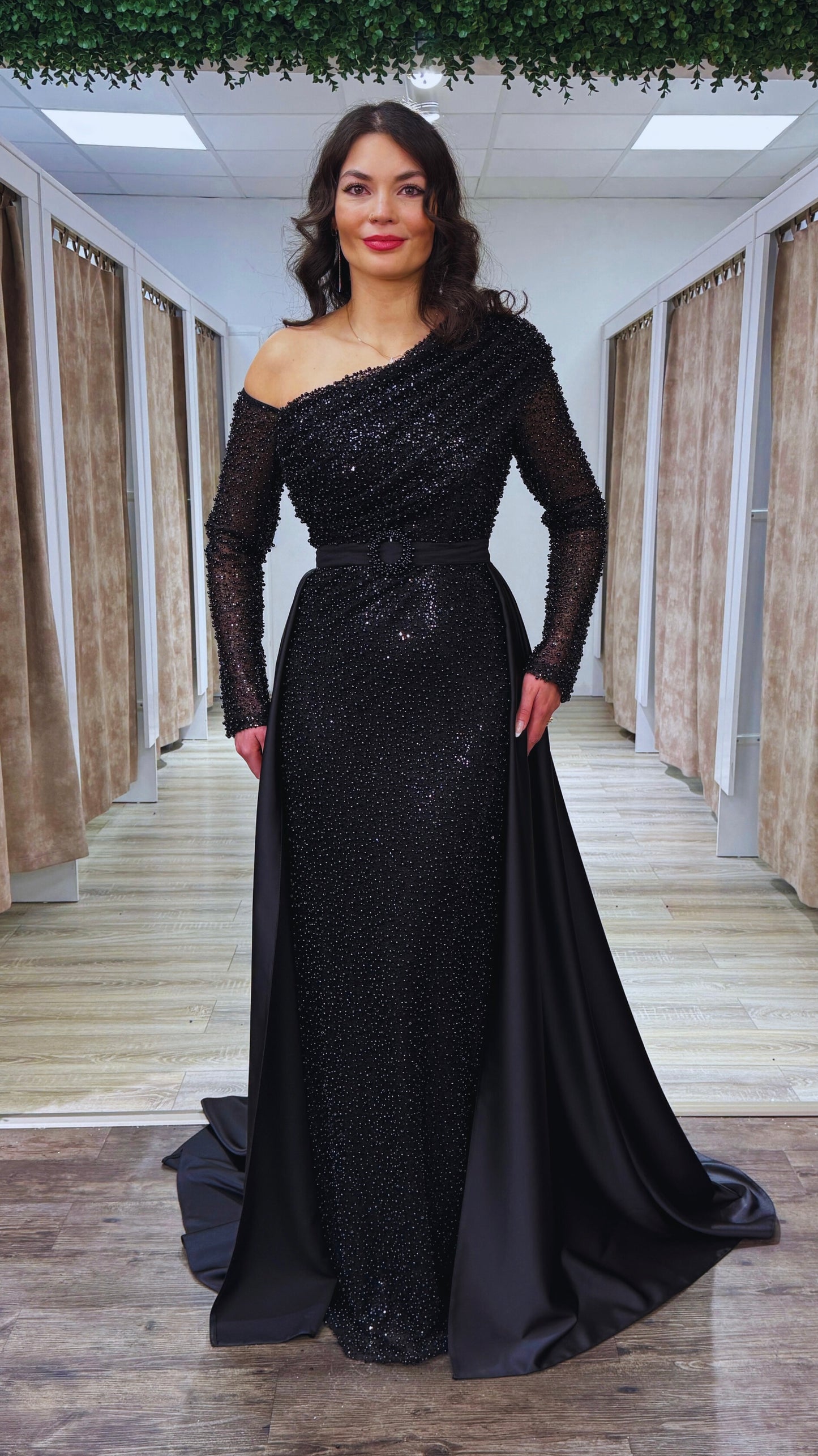Langärmliges,figurbetontes Abendkleid mit Schleppe