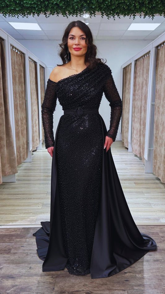 Langärmliges,figurbetontes Abendkleid mit Schleppe