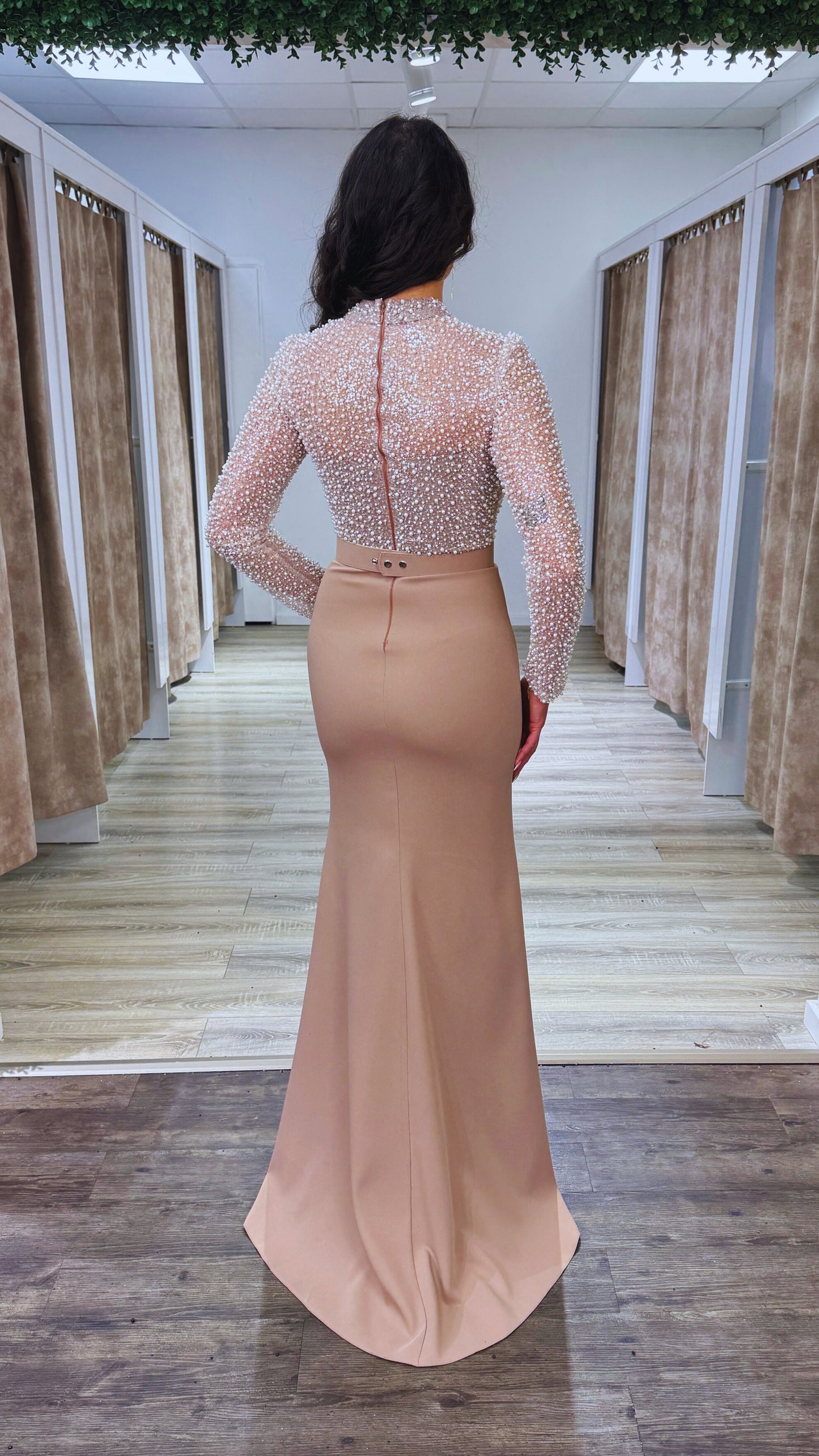 Langärmliges figurbetontes Abendkleid mit Perlen