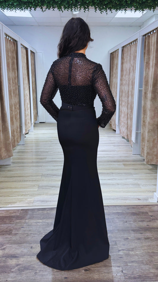 Langärmliges figurbetontes Abendkleid mit Perlen