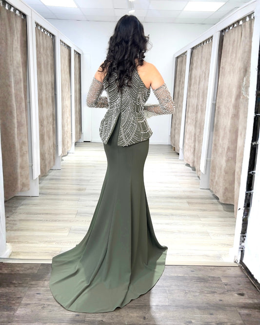 Figurbetontes Abendkleid mit abnehmbaren Handschuhen