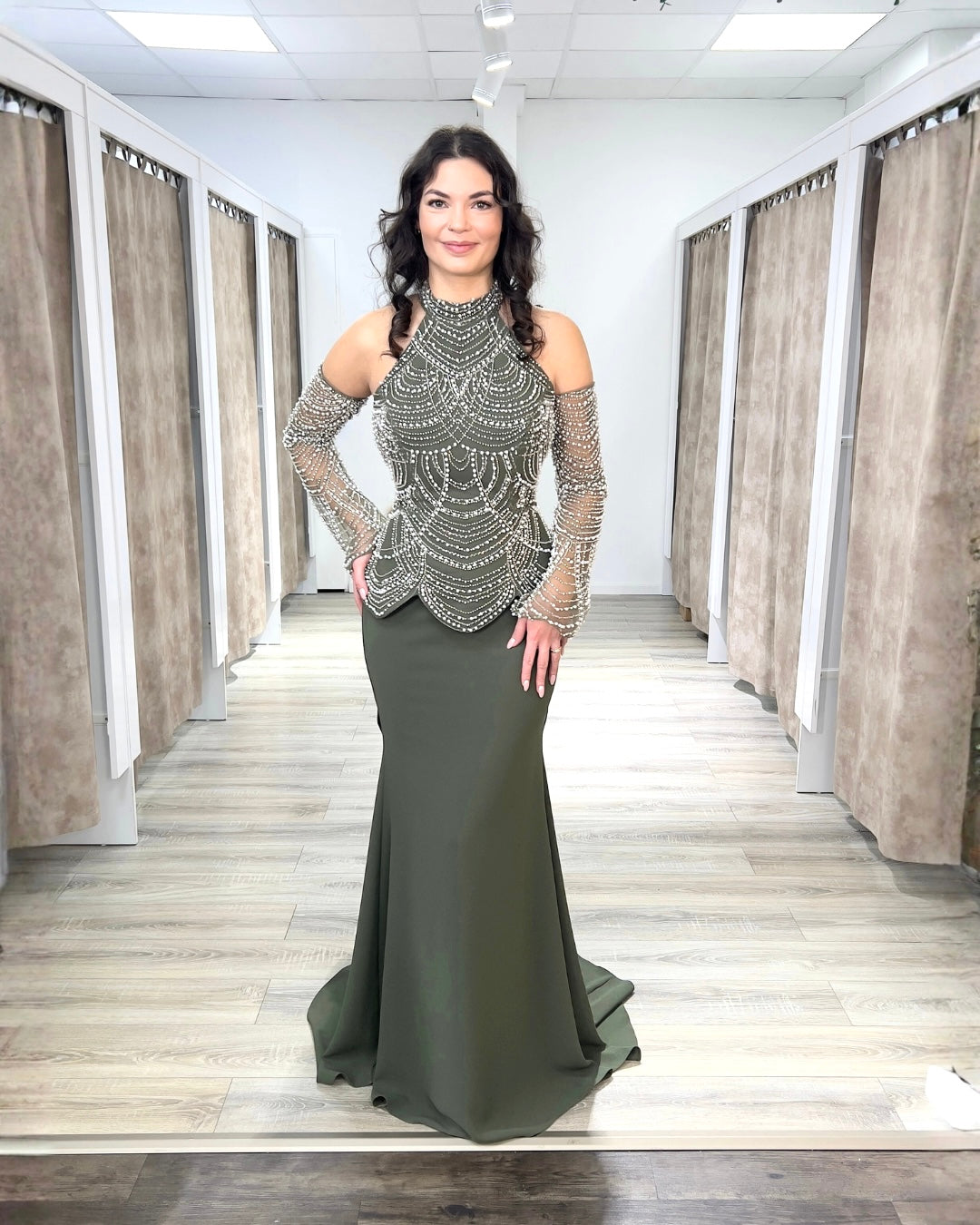 Figurbetontes Abendkleid mit abnehmbaren Handschuhen