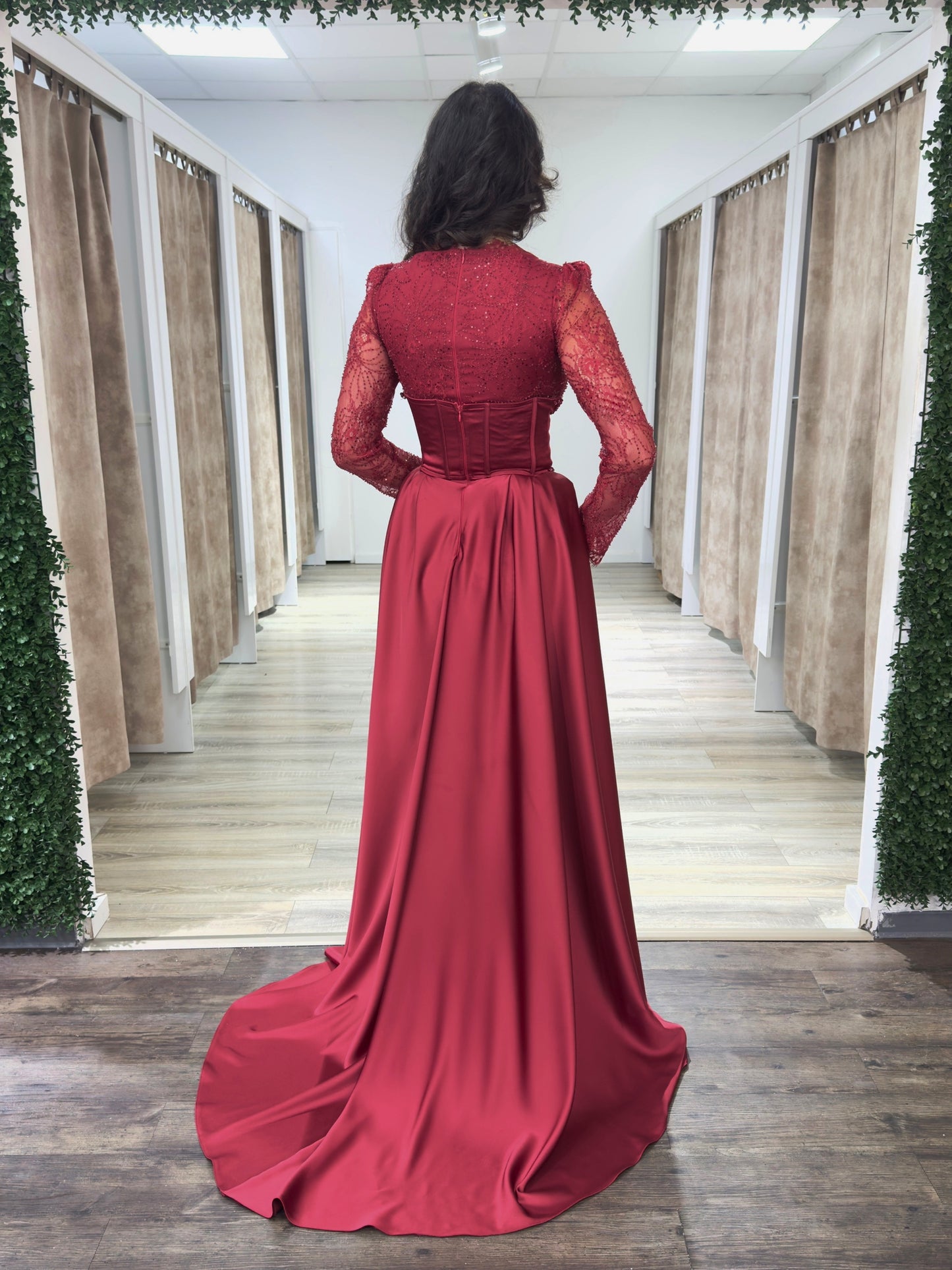 Abendkleid mit abnehmbarer Schleppe