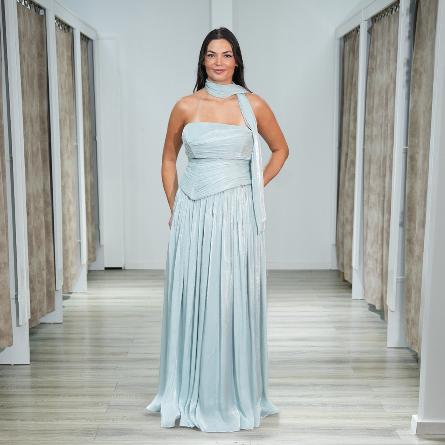Chiffon-A-Linienkleid mit Halsschal