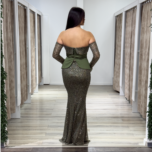 Figurbetontes Abendkleid mit abnehmbare Handschuhe