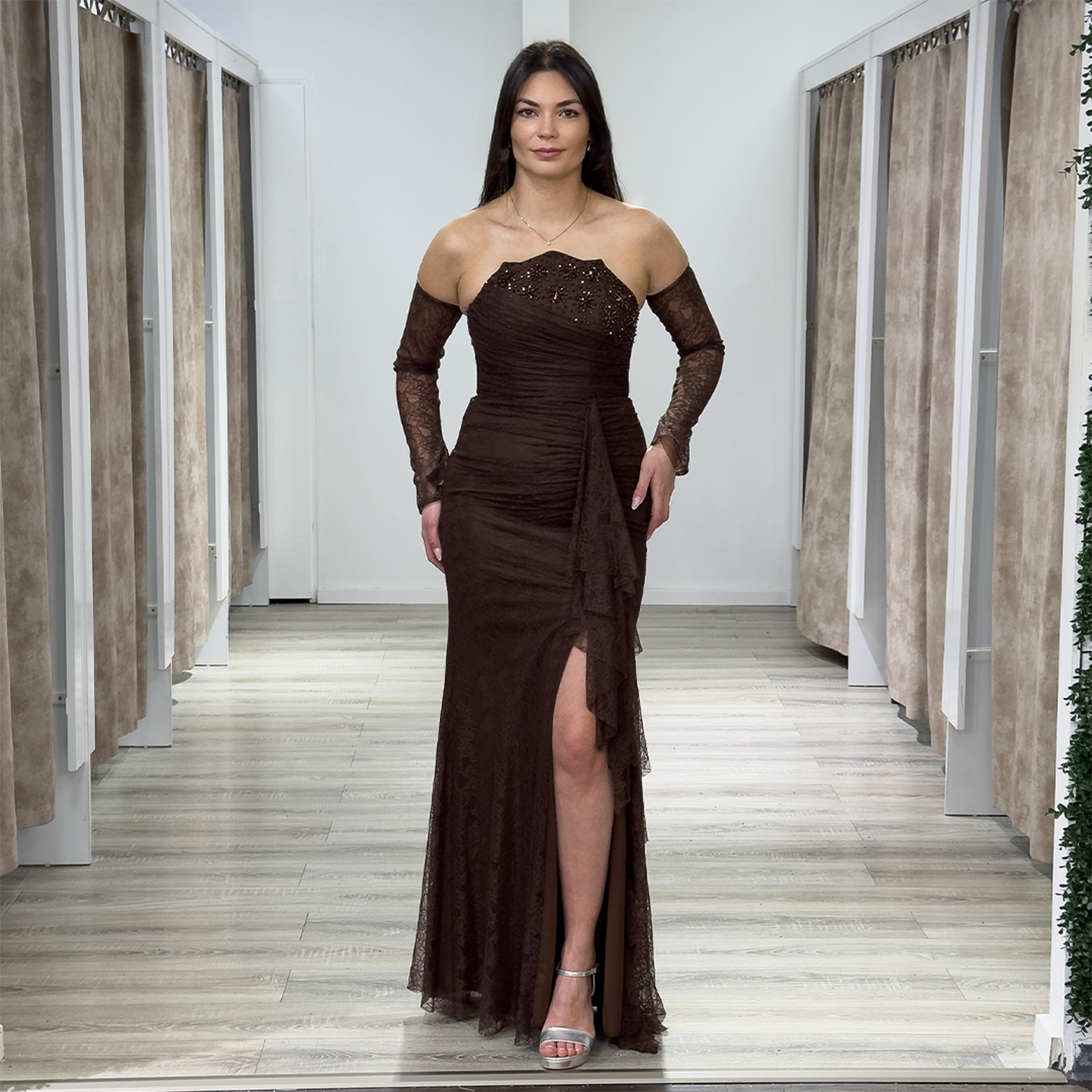 Spitzenkleid mit abnehmbare Handschuhe