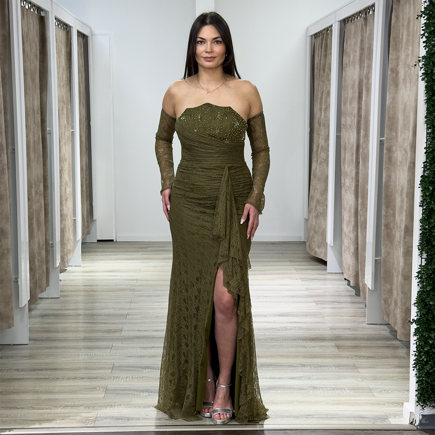 Spitzenkleid mit abnehmbare Handschuhe
